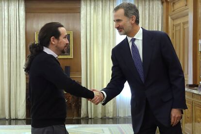 El exvicepresidente del Gobierno Pablo Iglesias y el rey Felipe VI, durante un encuentro en el Palacio de la Zarzuela en 2019.