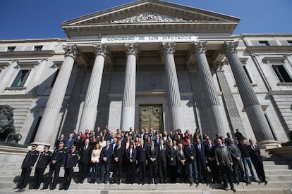 Minuto de silencio en la escalinata de la Puerta de los Leones del Congreso de los Diputados en Madrid (España).