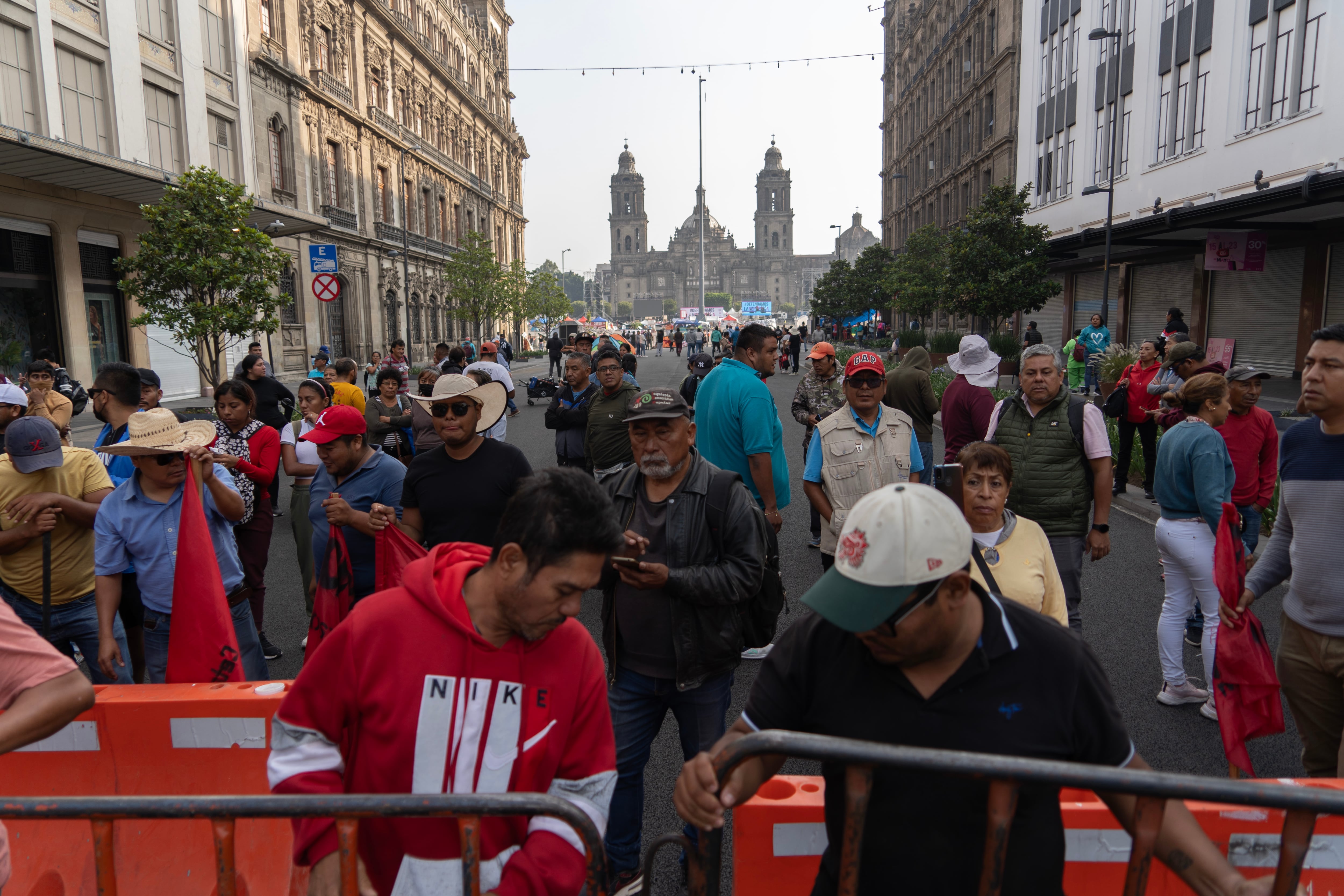 Integrantes del CNTE bloquean un acceso al Zócalo capitalino, este domingo por la mañana.