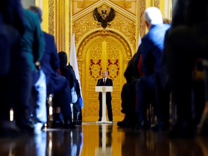 El presidente ruso, Vladímir Putin, se dirige a sus asesores de campaña en el Kremlin, este jueves.