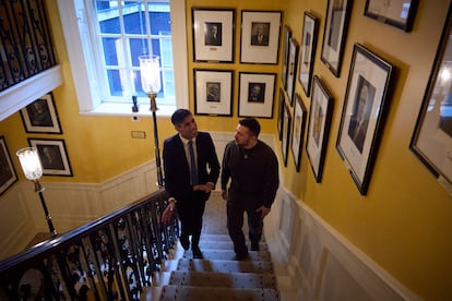 Sunak y Zelenski suben las escaleras en el número 10 de Downing Street este miércoles.