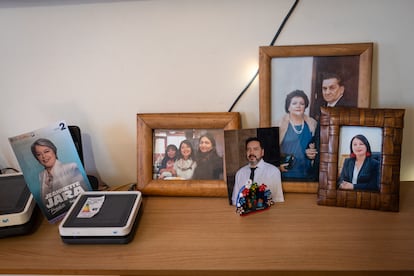Fotos familiares en la casa de la madre de Jeannette Jara.