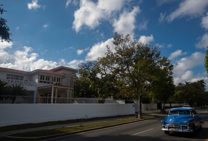 Un automóvil pasa frente a la embajada de Ucrania, en febrero, en La Habana, Cuba.