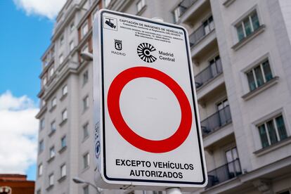 Una señal indicativa de Madrid Central en una vía de la capital, a 11 de mayo de 2021, en Madrid (España).