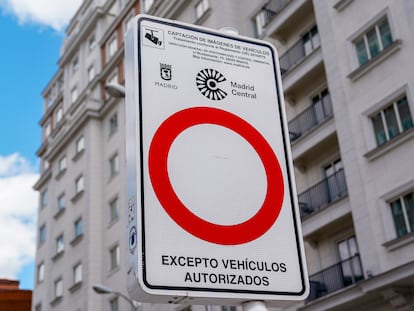 Una señal indicativa de Madrid Central en una vía de la capital, a 11 de mayo de 2021, en Madrid (España).