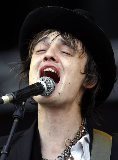 El líder de Babyshambles y ex novio de Kate Moss, Pete Doherty, fue detenido el viernes pasado durante un vuelo de British Airways. El cantante fue encontrado en el suelo del baño del avión, desmayado, una vez que éste llegó a Ginebra. Según el <i>Suday Mail</i>, a su lado se encontró una jeringa. Doherty fue arrestado por la policía, aunque más tarde fue puesto en libertad tras pagar una fianza, por lo que pudo tocar esa misma noche en el Neuchatel Open Air Festival, que se llevaba a cabo en la ciudad suiza. Al día siguiente, su grupo volvió a tocar, esta vez en Camden.