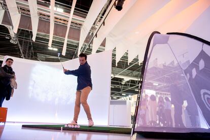 Simulador de campo de golf en el estand de la Comunidad de Madrid (pabellón 10).
