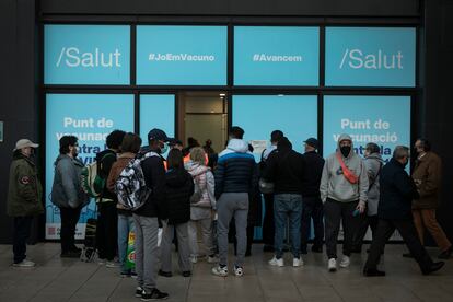 Punto de vacunacion contra la covid-19 en el centro comercial La Maquinista de Barcelona