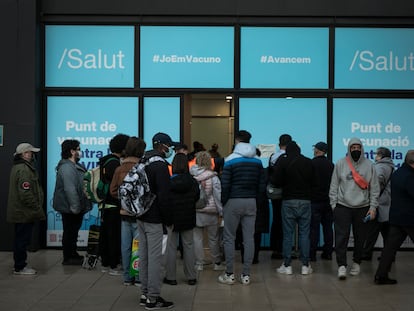 Punto de vacunacion contra la covid-19 en el centro comercial La Maquinista de Barcelona