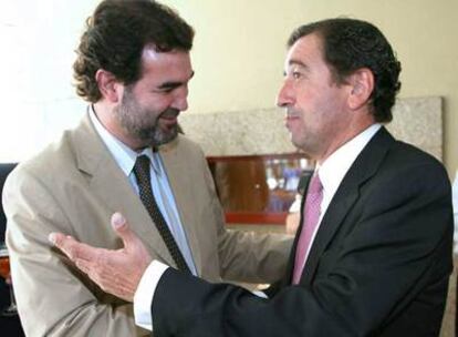 Anxo Quintana conversa con el nuevo Valedor do Pobo, Benigno López, ayer en el Parlamento.