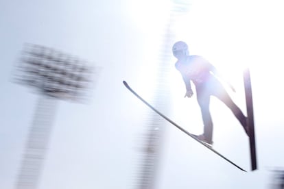 El esquiador estonio, Martti Nomme, durante un entrenamiento de salto de esquí masculino en la estación Alpensia en Daegwallyeong-myeon (Corea del Sur).