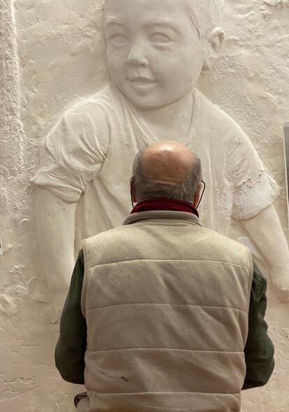  Antonio López observa en su estudio el boceto del Niño Jesús que se prevé plasmar en una de las tres nuevas puertas del templo. / CABILDO DE BURGOS