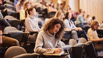 Una estudiante universitaria durante el transcurso de un examen.