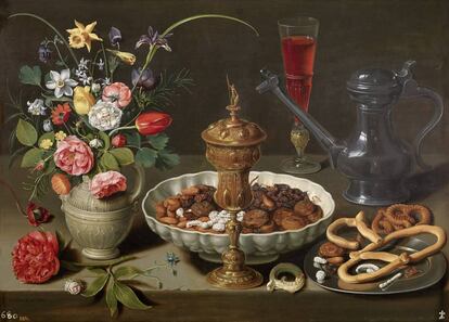 Bodegón con flores, copa de plata dorada, almendras, frutos secos, dulces, panecillos, vino y jarra de peltre, 1611, de Clara Peeters.