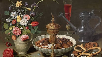 Bodegón con flores, copa de plata dorada, almendras, frutos secos, dulces, panecillos, vino y jarra de peltre, 1611, de Clara Peeters.
