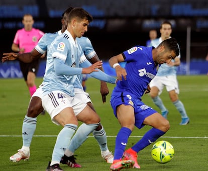 Carlos Domínguez pelea un balón con el delantero del Getafe, Ángel