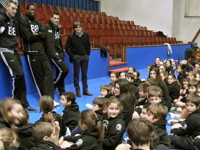 Axel Hervelle, Mamadou Samb y Nikos Zisis (desde la izquierda), en el campus navideño del Club Deportivo de Bilbao.