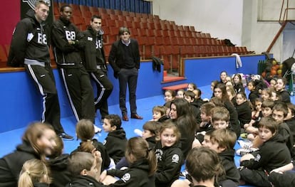 Axel Hervelle, Mamadou Samb y Nikos Zisis (desde la izquierda), en el campus navideño del Club Deportivo de Bilbao.