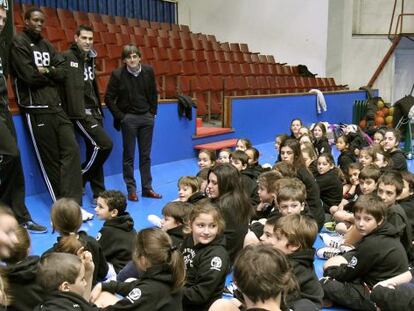 Axel Hervelle, Mamadou Samb y Nikos Zisis (desde la izquierda), en el campus navideño del Club Deportivo de Bilbao.