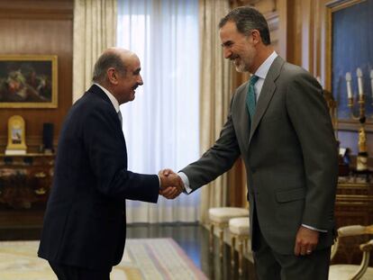 El rey Felipe VI saluda al diputado del Partido Regionalista de Cantabria (PRC) Jos&eacute; Mar&iacute;a Maz&oacute;n, en el Palacio de la Zarzuela