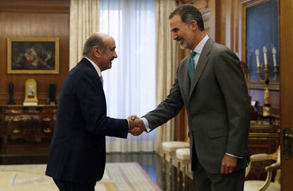 El rey Felipe VI saluda al diputado del Partido Regionalista de Cantabria (PRC) Jos&eacute; Mar&iacute;a Maz&oacute;n, en el Palacio de la Zarzuela