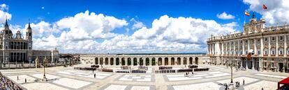 Relevo solemne de la Guardia Real en el Patio de la Armería del Palacio Real de Madrid.