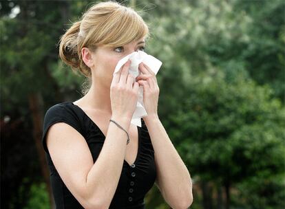 Una mujer afectada por la alergia primaveral.