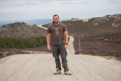 David Moreno, ingeniero que trabaja por temporadas como bombero forestal, en el parque eólico de Padornelo (Zamora).