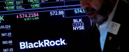 Una pantalla de la Bolsa de Nueva York con el logotipo de la gestora de activos BlackRock.
