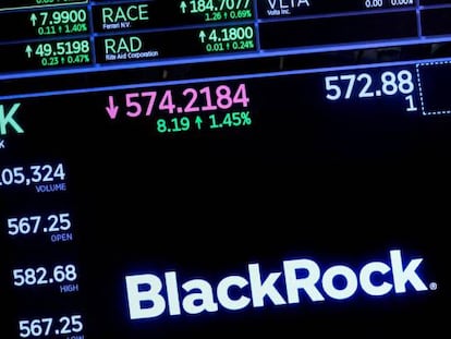 Una pantalla de la Bolsa de Nueva York con el logotipo de la gestora de activos BlackRock.