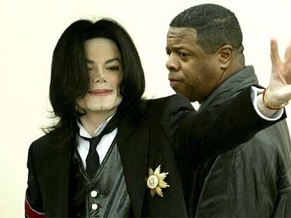 Michael Jackson, a su llegada al tribunal de Santa María, en California, donde se celebra el juicio.