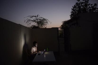 Un cooperante trabaja en el campamento de Baga Sola (Chad).  
