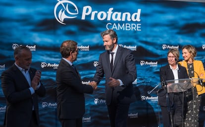 Enrique García Chillón, presidente y propietario de Profand, en el centro de la imagen.