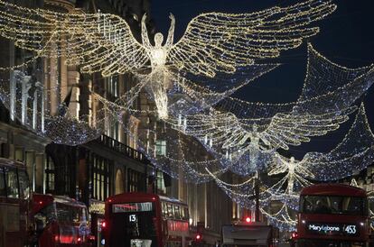 En Regent Street, los autobuses rojos de dos pisos de Londres pasan desde el 17 de noviembre por debajo de una hilera de ángeles cuyas alas abarcan 17 metros y que forman parte de la instalación ‘The Spirit of Christmas’ ('El espíritu de la Navidad'), creado por James Glancy Design. Regent Street fue la primera calle de Londres que contó con iluminación navideña en 1954.