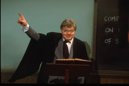 Benny Hill durante un gag cómico disfrazado de profesor, alrededor de 1984.