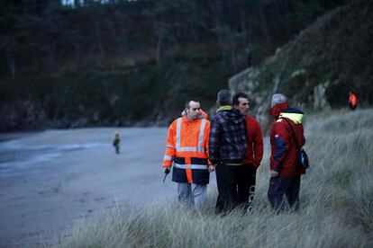 Búsqueda de un niño de 20 meses que un golpe de mar arrastró en la playa de Frejulfe (Asturias).