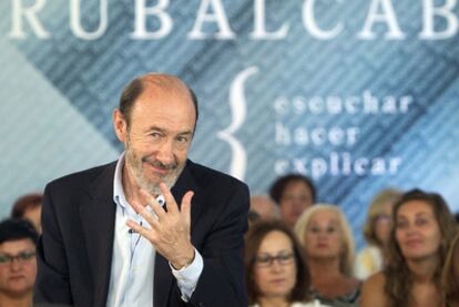 Rubalcaba, durante la reunión que mantuvo ayer con colectivos sociales y vecinales en Vigo.