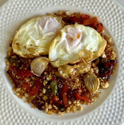 Migas con pimientos, chorizo y huevos.