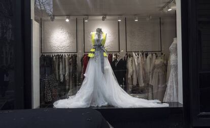 Vestido de novia de la tienda de lujo Stéphane Bianca con un chaleco amarillo.