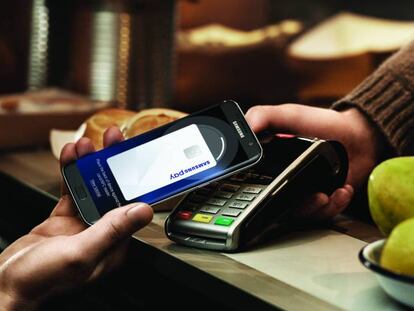 Pago en un comercio con TPV a trav&eacute;s de Samsung Pay.