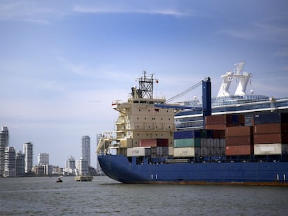 Un barco cargado de contenedores espera para su descarga en el puerto de Cartagena, en Colombia.