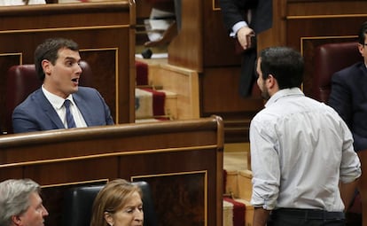 El portavoz de IU, Alberto Garzón, pasa junto a Albert Rivera, líder de Ciudadanos.