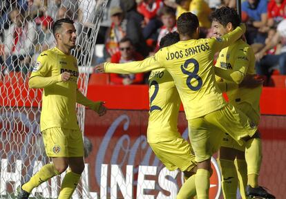 Pato, felicitado por su compañeros tras marcar un gol.