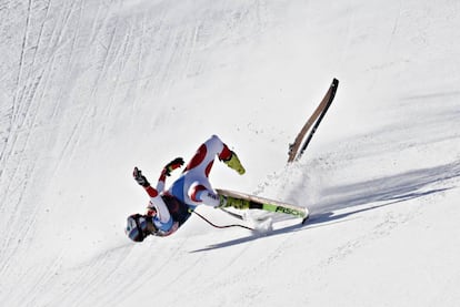 El suizo Urs Kryenbuehl sufre una fuerte caída en la parte final de la prueba de descenso que se disputa en Kitzbühel (Austria).
