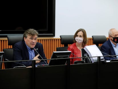 El portavoz de Teruel Existe, Tomás Guitarte (a la izquierda), participa en la presentación del documento "Modelo de desarrollo de la España vaciada", este martes en el Congreso.