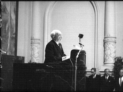 Salvador de Madariaga recibe el premio Hans Deutsch en Berna, el 3 de diciembre de 1963.
