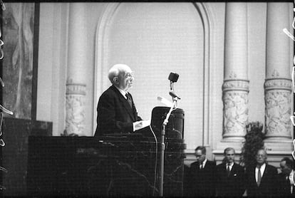 Salvador de Madariaga recibe el premio Hans Deutsch en Berna, el 3 de diciembre de 1963.