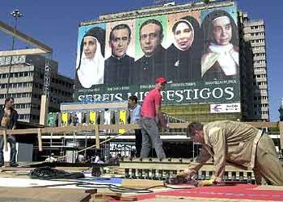 Operarios preparan el escenario de la Plaza de Colón donde se celebrará la misa de canonización.