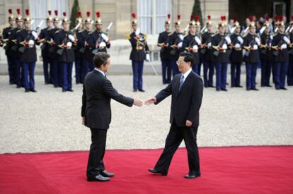 El presidente francés, Nicolas Sarkozy, recibe hoy en el Elíseo a su homólogo chino, Hu Jintao
