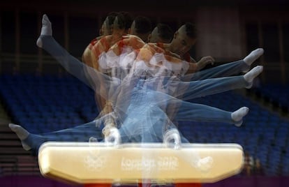 El gimnasta británico Louis Smith realiza ejercicios de potro en el O2 Arena